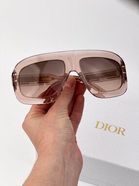 Dior DIORSIGNATURE M1U Sunglasses – Transparent Pink Shield Roviex Gradient 40F1